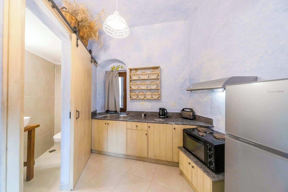 Fully Equipped Kitchen  with Traditional Stone Details