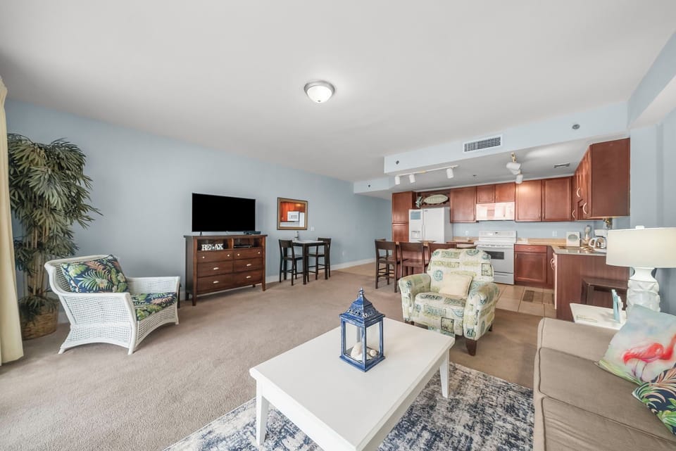 23-web-or-mls-9902 S Thomas Dr 1516-17