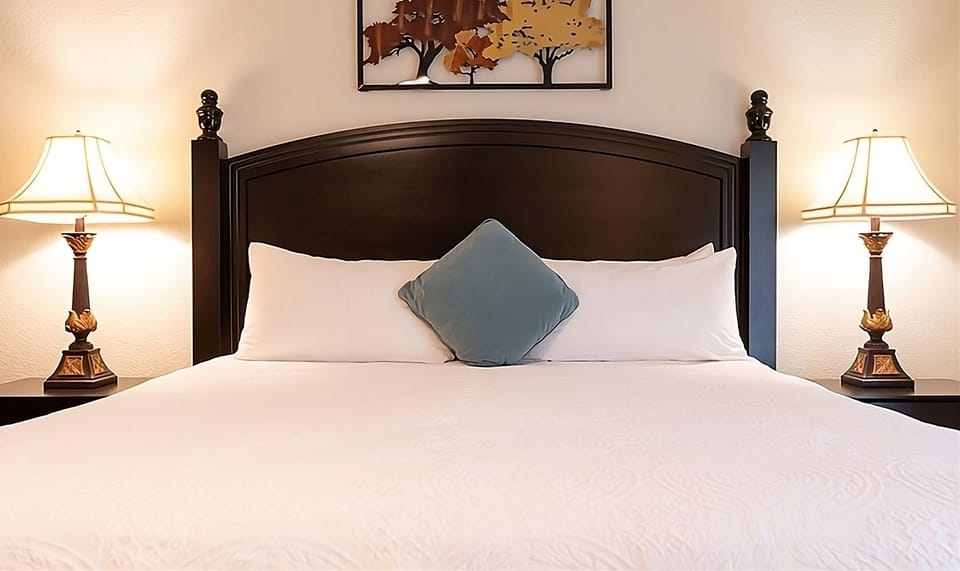 Unit with 2 King size beds. Exact unit will be assigned upon arrival. Views, colors and decor may vary.