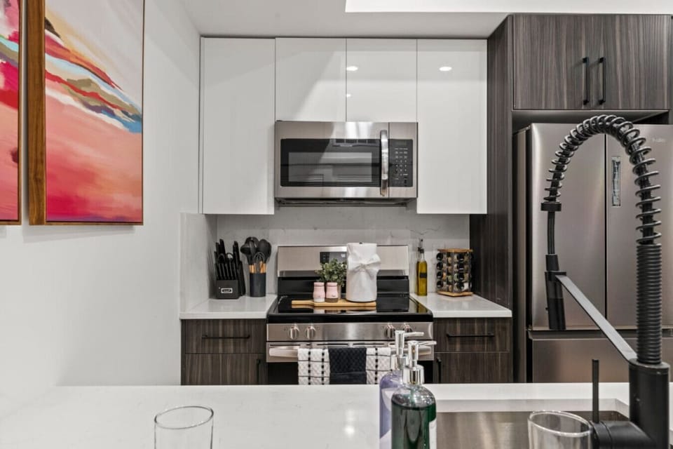 Create culinary masterpieces with our high-end range and integrated microwave, perfectly designed for home-cooked meals.