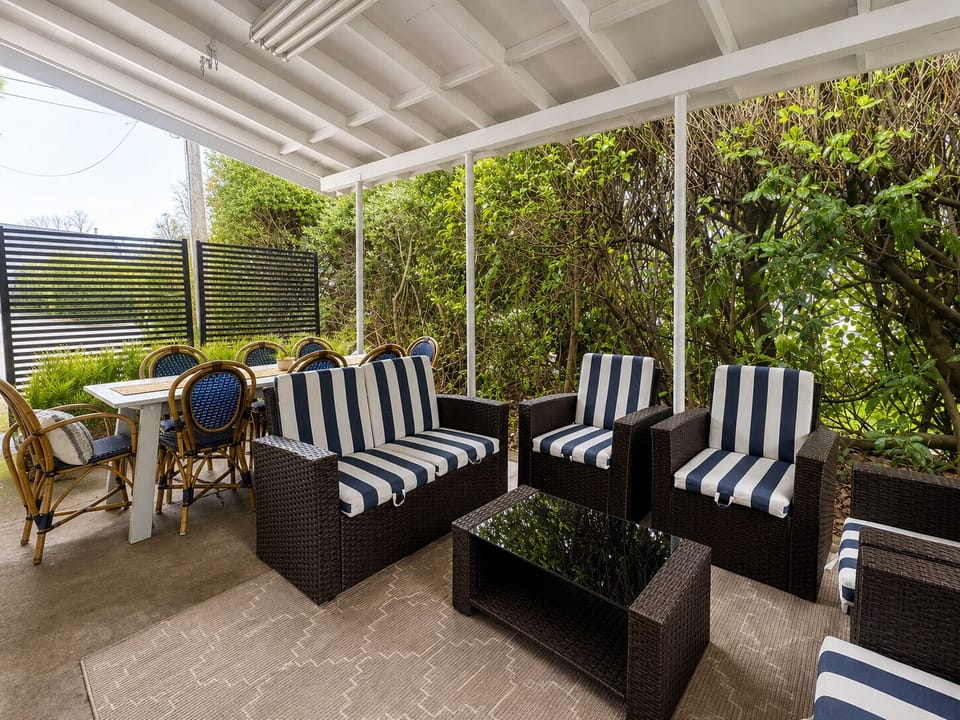 Plenty of space for your group to unwind while enjoying the Willamette Valley!