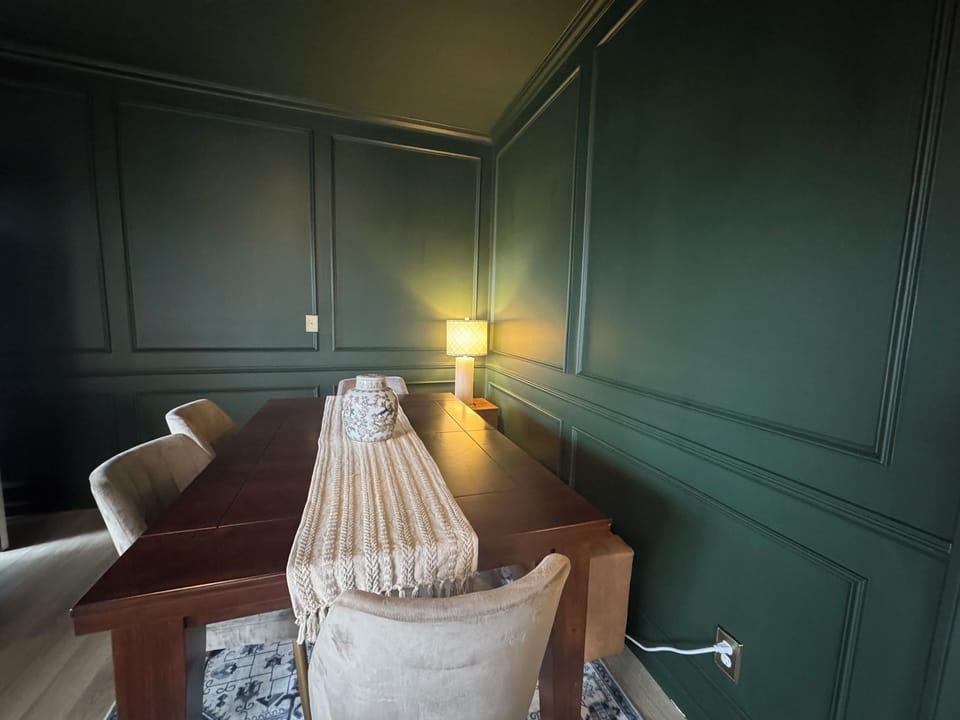Comfortable space to enjoy a meal with seating for six.