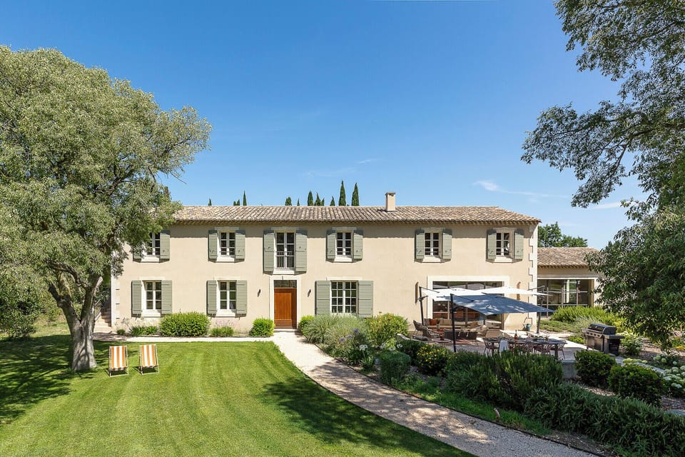 Exceptional property to rent with heated swimming pool and gym