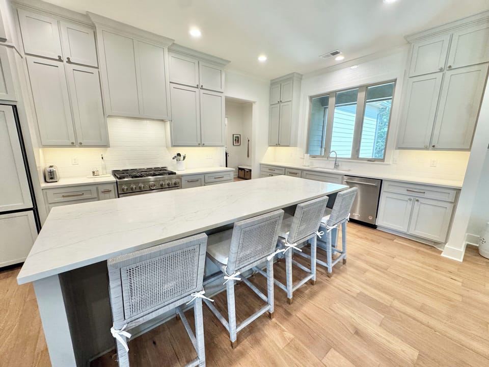 Open Kitchen with 4-person island