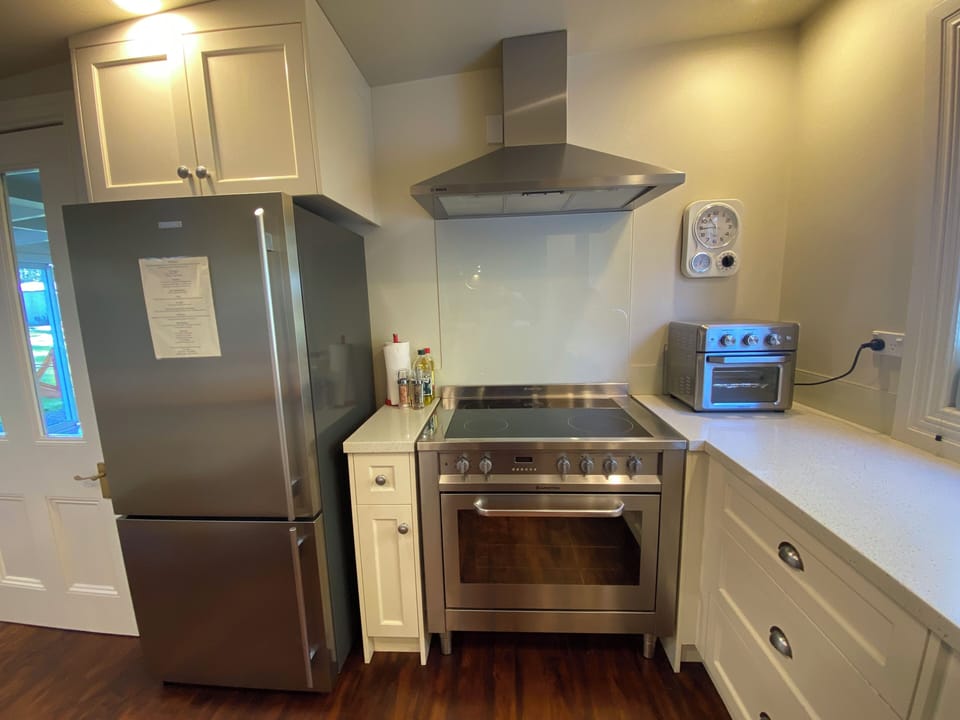 Large stove with fridge/freezer