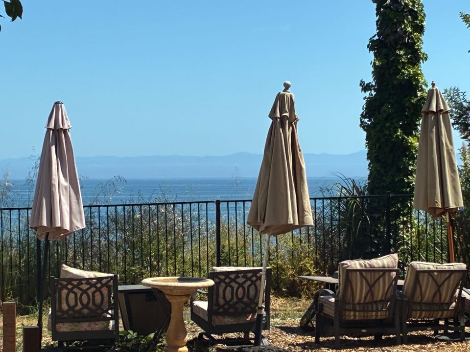 Common lounging area to sip wine sunsets.