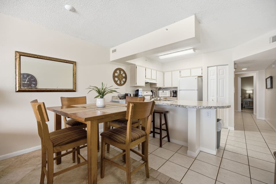 Emerald Towers West #4002 Dining Area