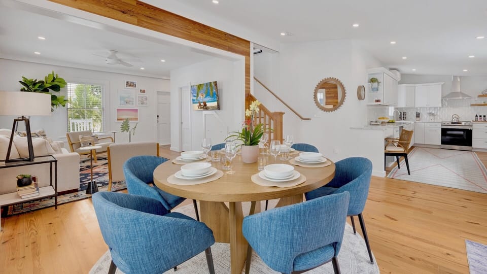 Indoor dining for 5...