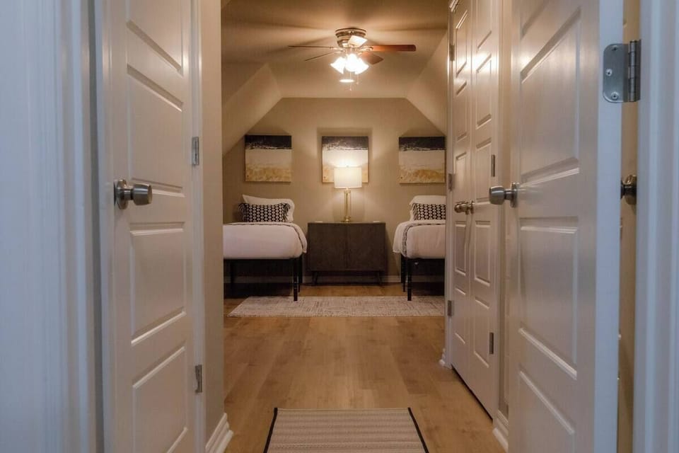 Large bdrm upstairs
