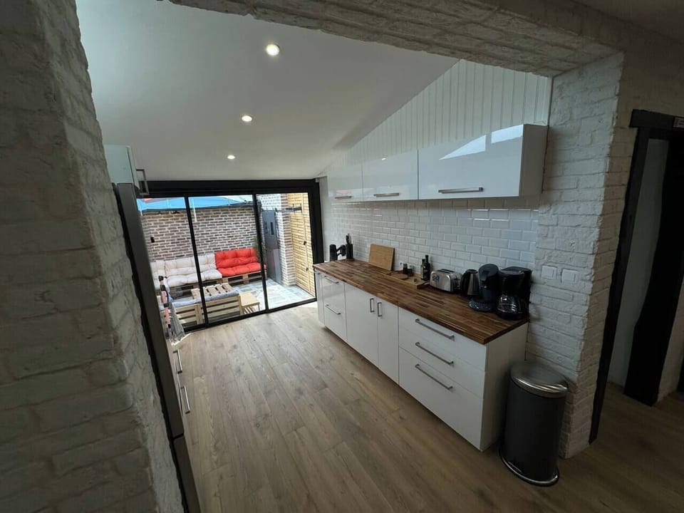 f0b48fe0-ec9f-42f6-af1b-76c4826d220a