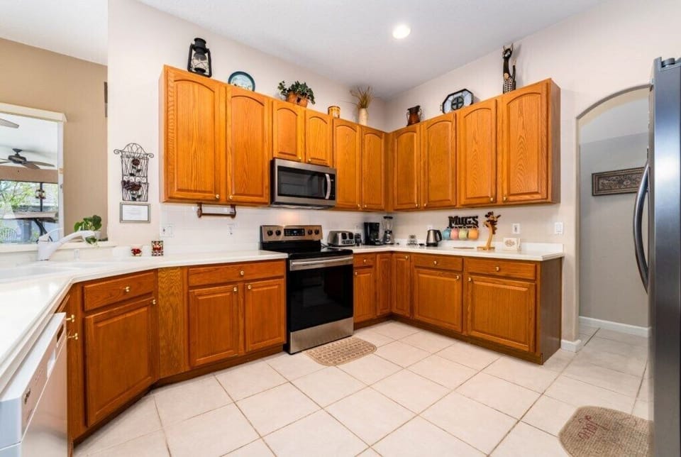 KITCHEN: Fully Equipped with Refrigerator, Microwave, Stove and Dishwasher