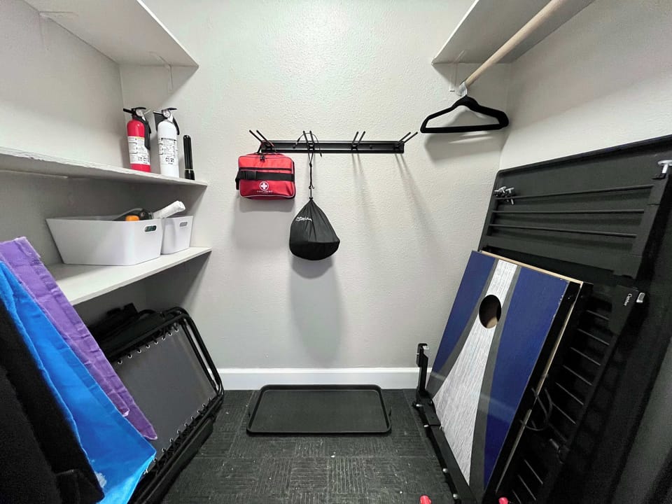 Ski storage area in front entryway