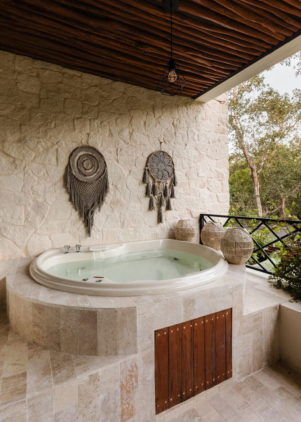 Outdoor spa tub