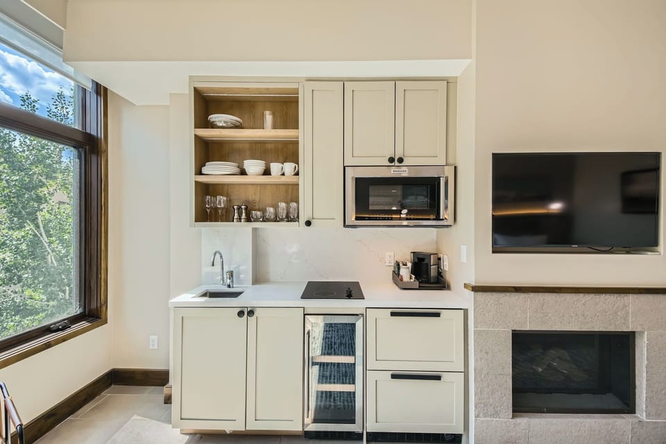 Kitchenette, fireplace, HDTV