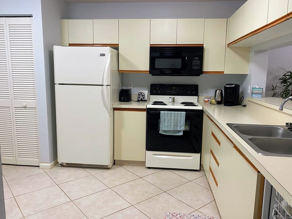 Fully equipped kitchen with dishwasher, garbage disposal, pantry, etc.