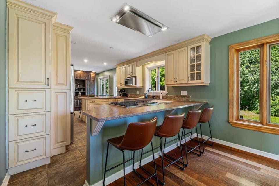 Fully equipped kitchen with a large island and seating for 4