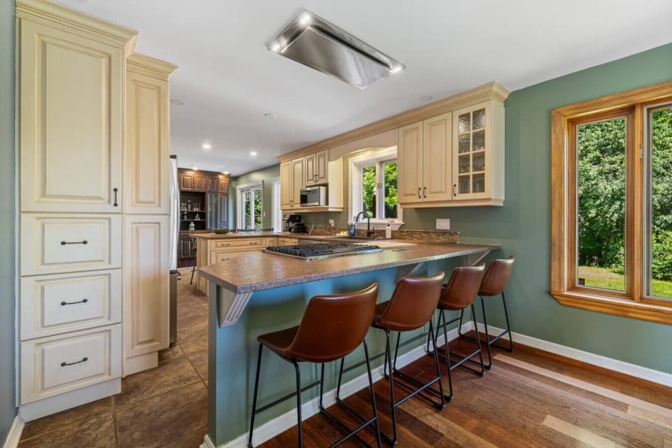 Fully equipped kitchen with a large island and seating for 4 — cook, dine, and connect in a stylish open-concept space.