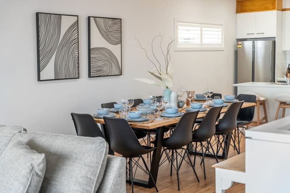 A seamless flow between dining and kitchen areas encourage togetherness.