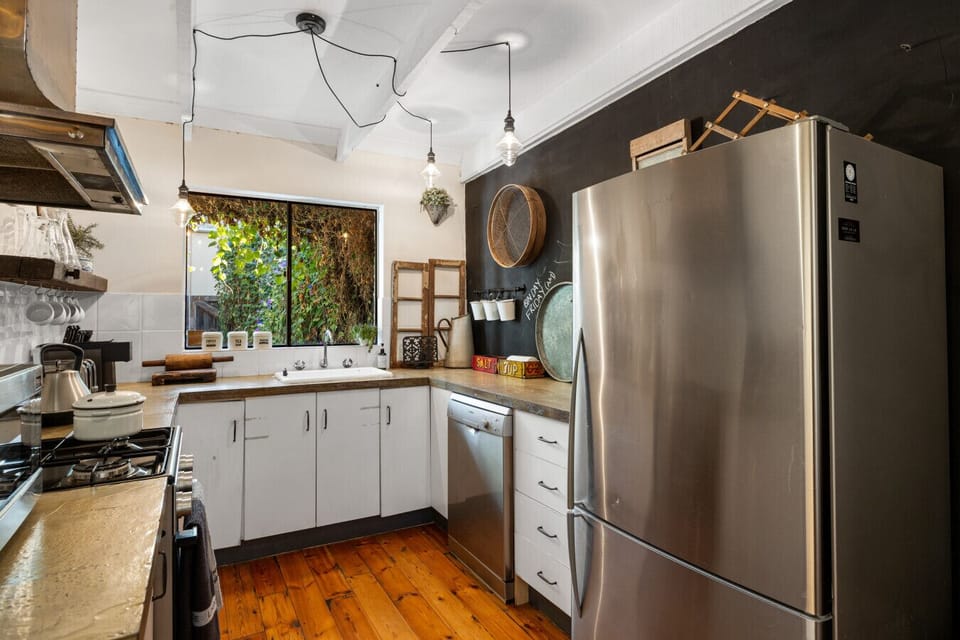 Cook with ease in a kitchen that’s stocked with all the essentials—perfect for everything from quick breakfasts to relaxed dinners.