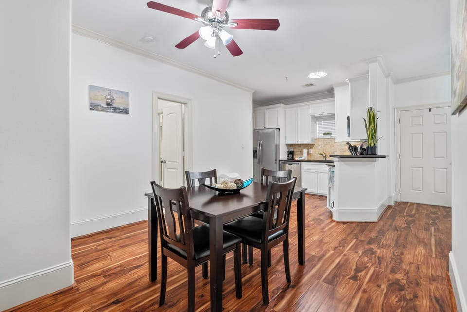 Lovely open floor plan for the dining into the kitchen.