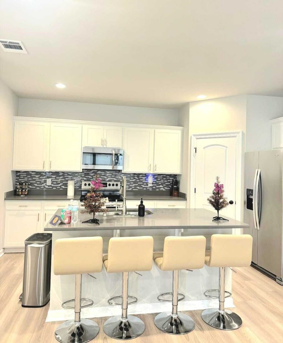 Modern Open Kitchen - Island Seating for Four