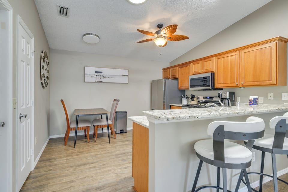 Kitchen | Addt'l Dining Space | Combo Drip & Keurig Coffee Maker