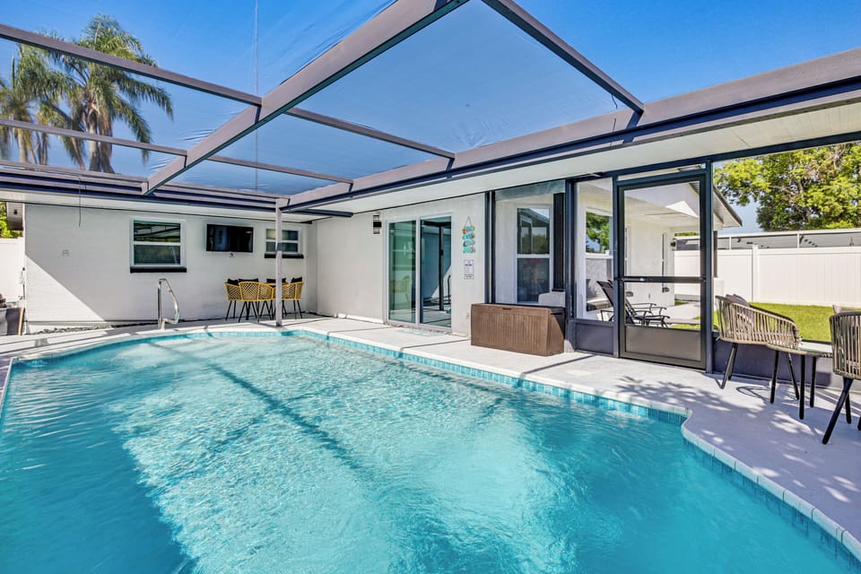 Holiday Vacation Rental | 3BR | 2BR | 1 Step Required | 1,343 Sq Ft