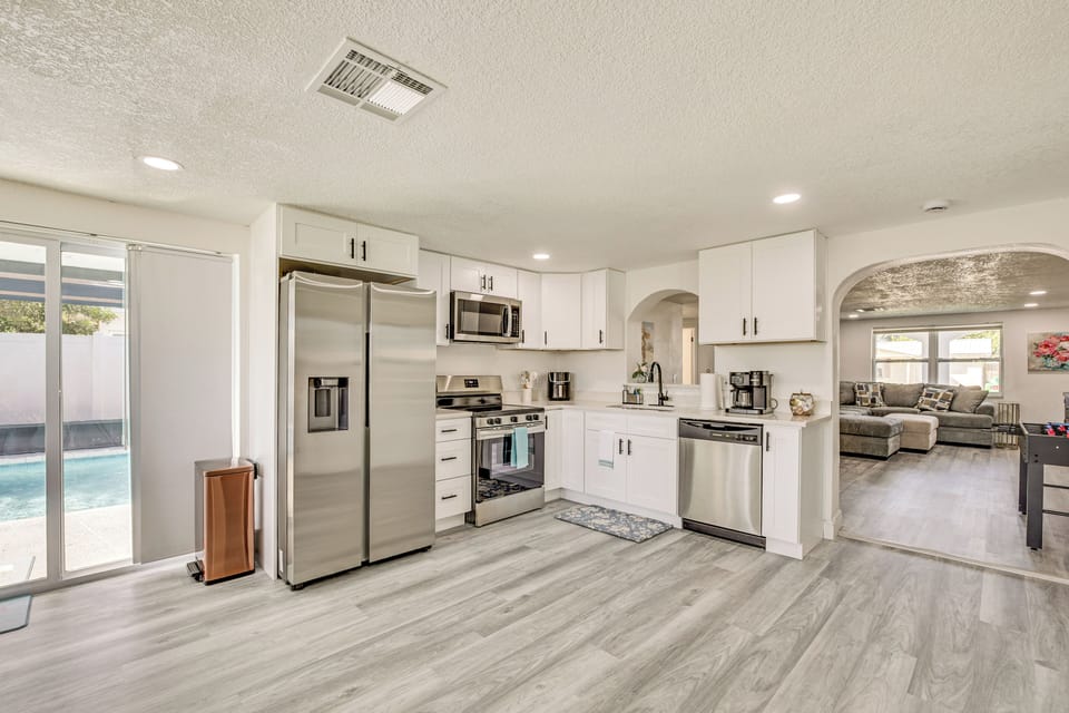 Kitchen | Drip/Keurig Coffee Maker | Air Fryer | Dining Table