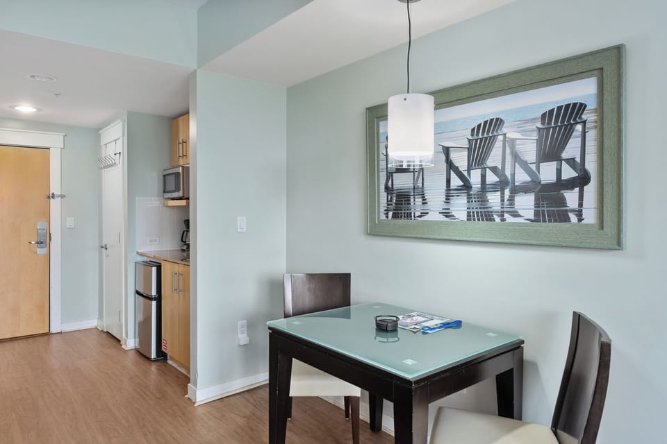 Unit 5316: Chic dining table