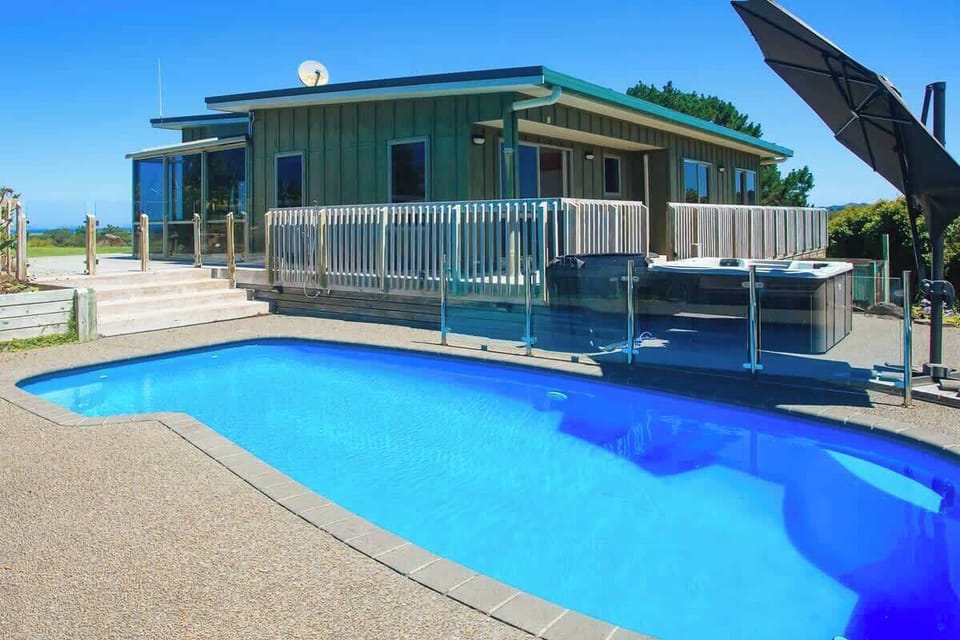 Tutukaka Heads Lodge - shared private beach at Rocky Bay with Pool, hot tub and Ocean Views