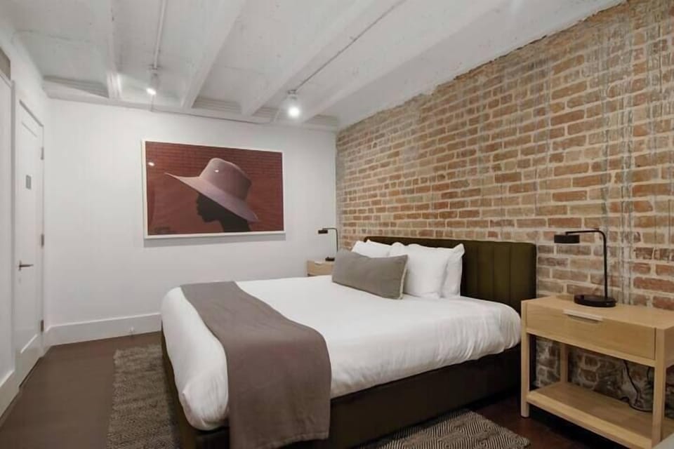 Bedroom 1 (King)