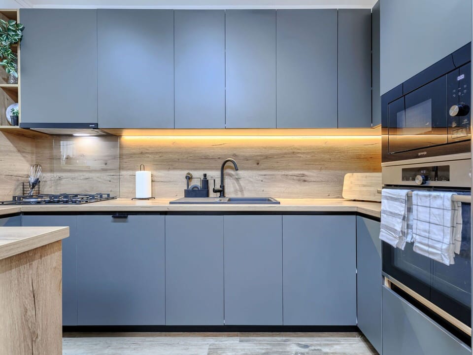 Kitchen, Kitchen Appliance, Countertop, Interior Design, Major Appliance, Cabinetry, Wood, Flooring, Home Appliance, Furniture
