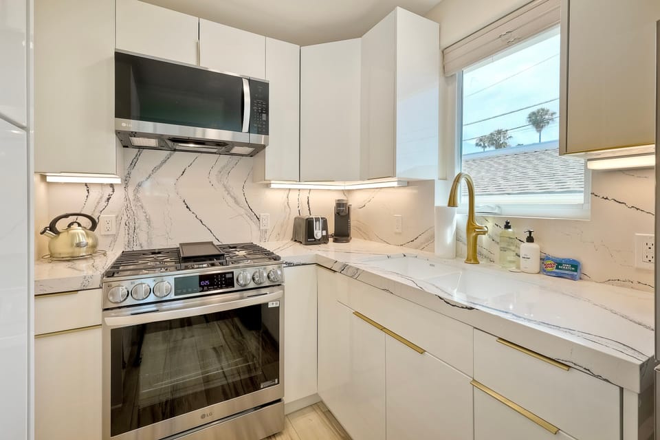 Modern kitchen with marble backsplash