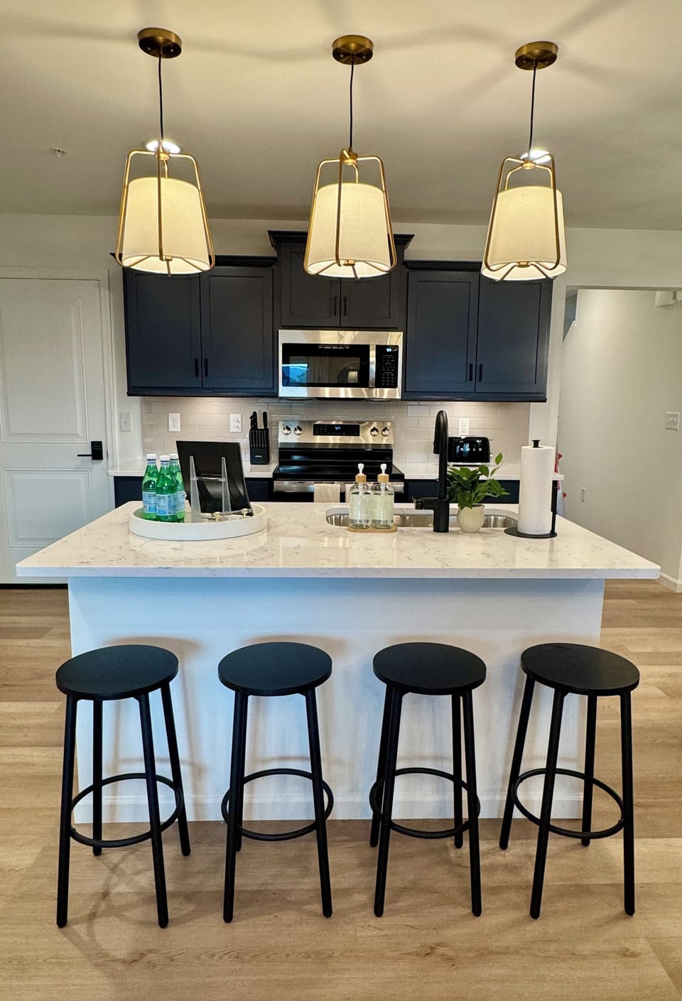 This multi-purpose island bar seamlessly connects the kitchen with the family room. Have a seat for a quick meal, to get some work done, converse, or simply watch some TV.