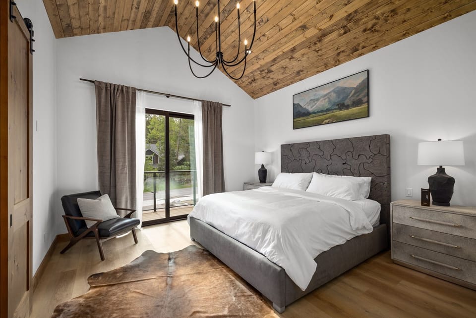 King Bed | Primary Bedroom