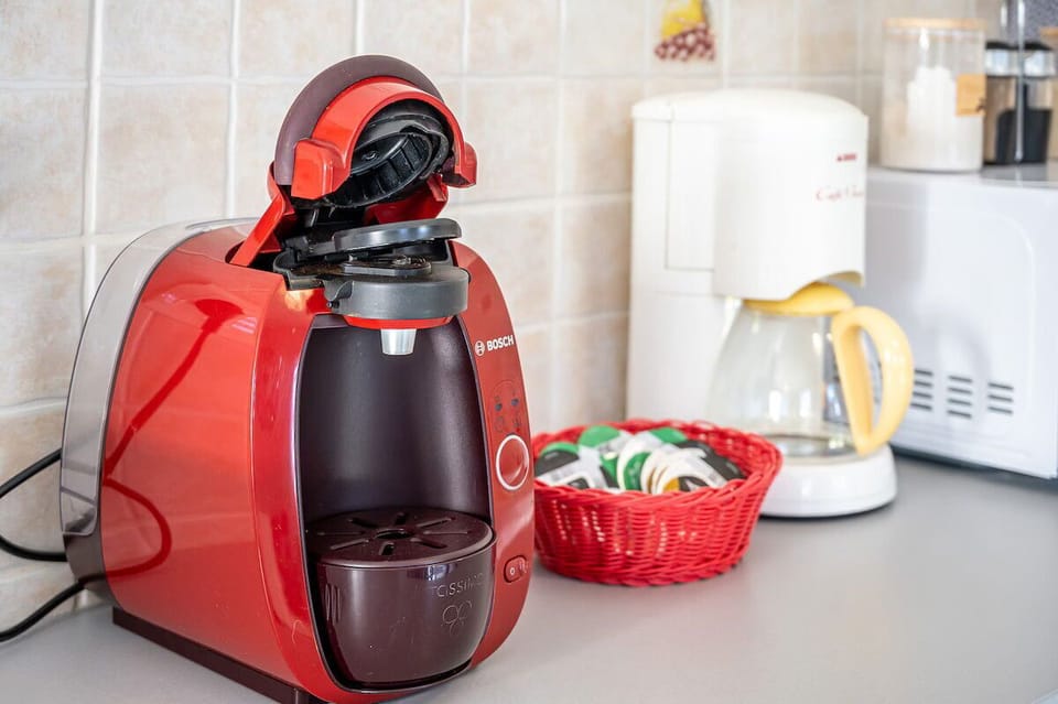 Avec, pour votre confort, une cafetière classique, uneTassimo et une bouilloire électrique.