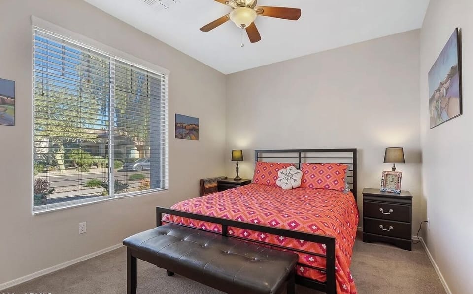 Guest room with queen bed