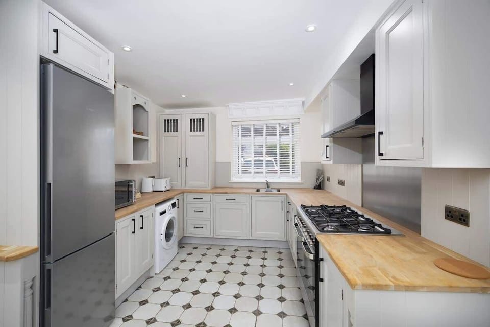 Cook, dine, and feel right at home in this clean kitchen, complete with modern appliances and ample space.