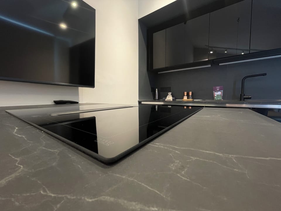 Fully equipped kitchen/ dining area (2)