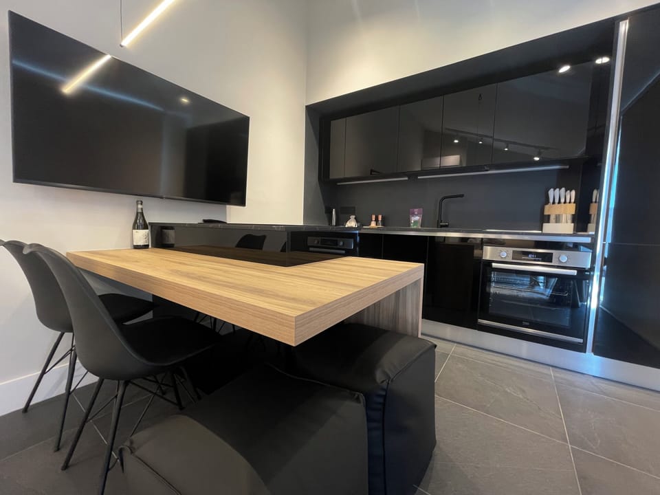 Fully equipped kitchen/ dining area (3)