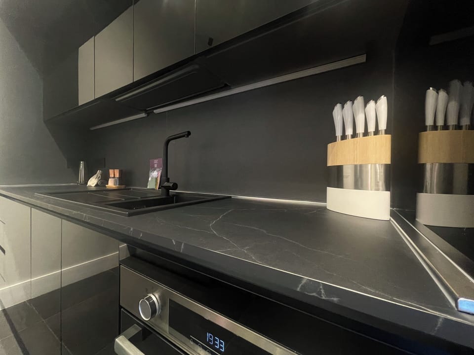 Fully equipped kitchen/ dining area (4)