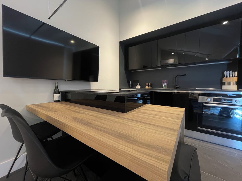 Fully equipped kitchen/ dining area (1)