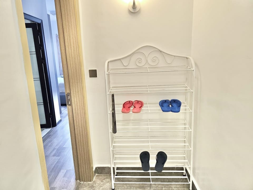 The rack for shoes is located in the central corridor