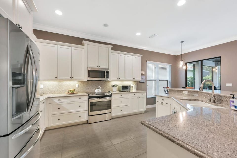 Bright, Spacious open concept Chef's Kitchen 