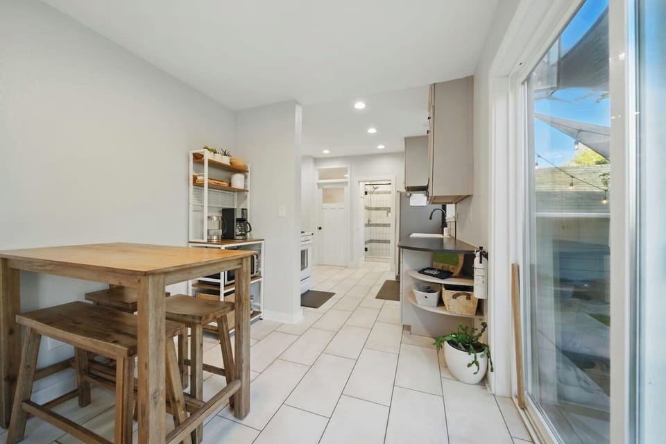 Breakfast nook table & stools. 