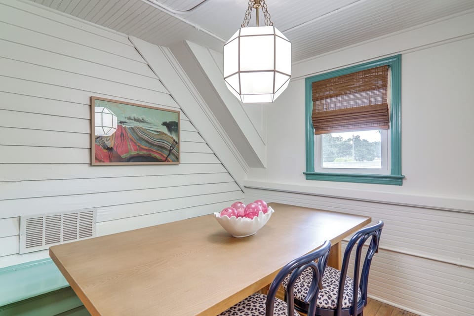 Dining Area | Dishware/Flatware Provided | 1st Floor