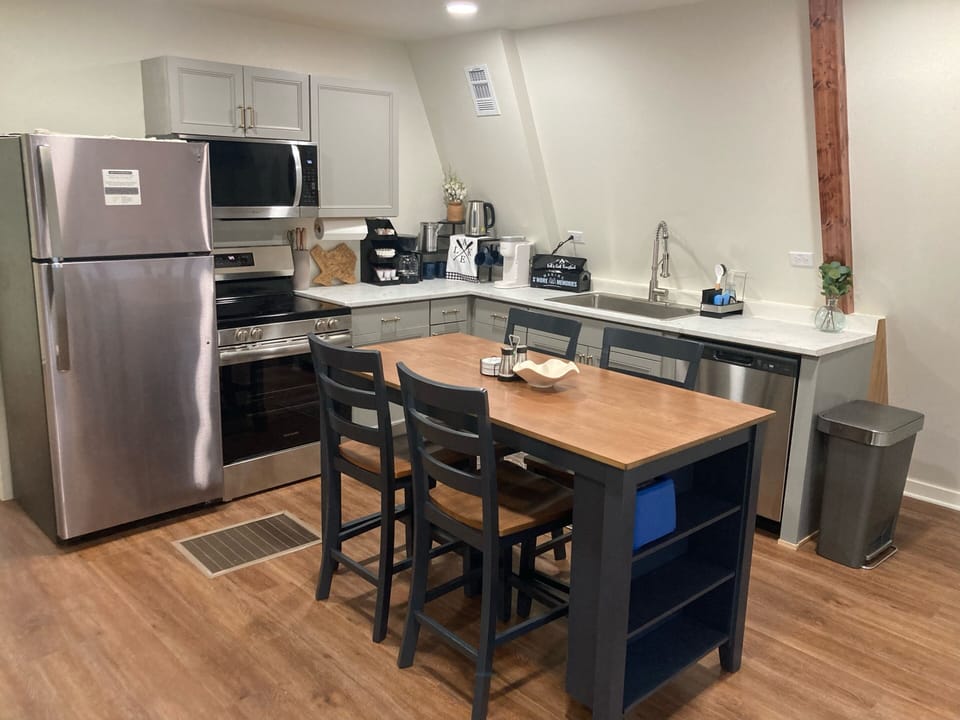 Living Room + Kitchen (open space): Fully Equipped Kitchen & Cozy Living Space — Perfect for Gathering