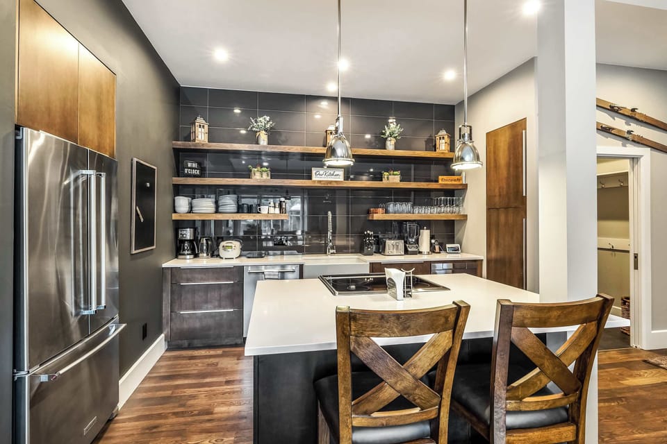 Kitchen: Main floor, drip coffee maker, toaster, blender, kettle, cooking utensils, tableware