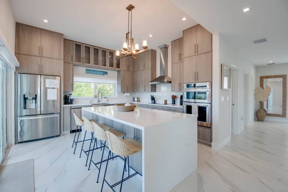 The beautiful kitchen makes meal prep and dining a true pleasure, combining style, functionality, and comfort.