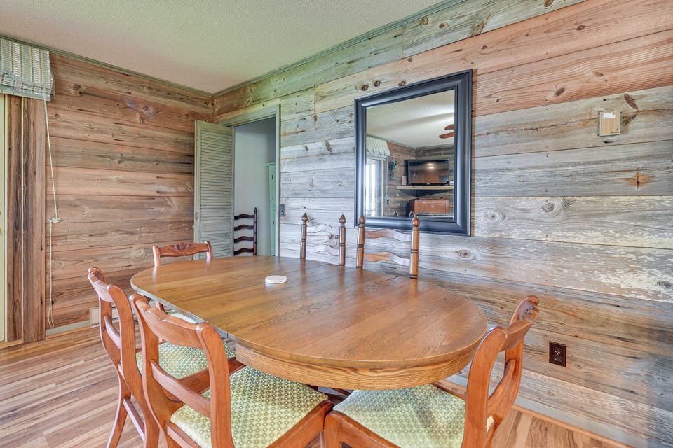 Dining Area | Dishware/Flatware Provided | 1st Floor